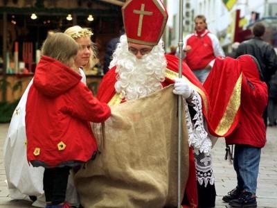 Moș Crăciun sau Craciun în limba germană! Clubul femeilor - Clubul mamei