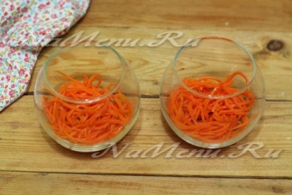 Salată de Anul Nou cu pui afumat și morcovi coreeni
