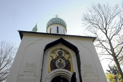 Cimitirul Olshanskoye (olšanské hřbitovy) și templul Adormirii Maicii Domnului (temple zesnutí přesvaté