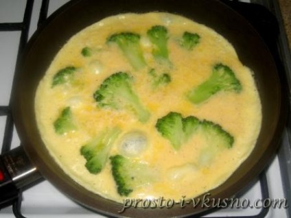 Omelet cu broccoli și brânză