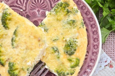 Omlettek brokkolival és sajttal a sütõ receptben fotóval