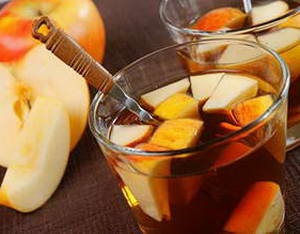 La prepararea ceaiului de mere cu portocale și scorțișoară
