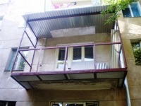 Vitrare de balcoane cu îndepărtarea, caracteristici de extindere a unui balcon pe un prag de fereastră, diferența de la distanță