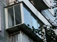 Vitrare de balcoane cu îndepărtarea, caracteristici de extindere a unui balcon pe un prag de fereastră, diferența de la distanță