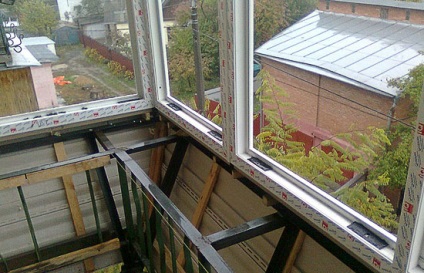 Vitrare de balcoane cu îndepărtarea, caracteristici de extindere a unui balcon pe un prag de fereastră, diferența de la distanță