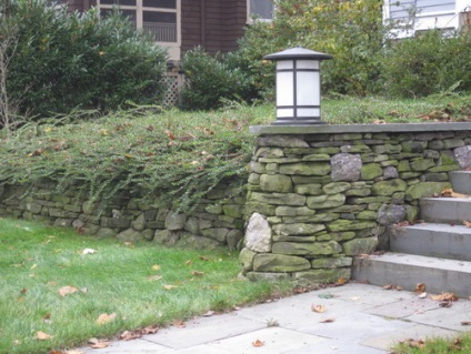 A helyszínen lévő kő támfalának lejtős képe