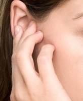 A fül által okozott folyadék megjelenése, tünetek