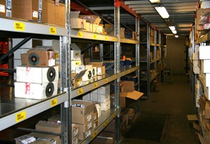 Organizarea corectă a sistemului de depozitare a bunurilor și materialelor din antrepozit, echipament,