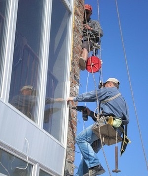 Reparatii de balcoane de catre alpinisti