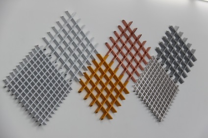 Plafoanele metalice glisate grilyato - un tavan în formă de celule pătrate formate
