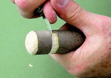Fából faragott mesterségek gallyakból készültek saját kezükben