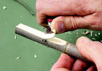 Fából faragott mesterségek gallyakból készültek saját kezükben