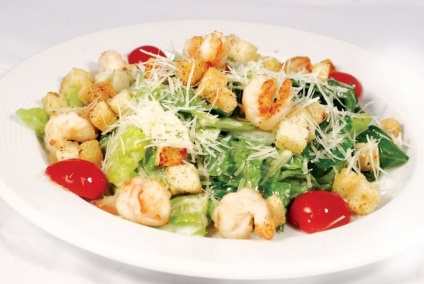 Caesar salata cu creveti este o reteta clasica simplu in casa