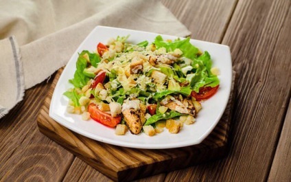 Caesar salata cu creveti este o reteta clasica simplu in casa