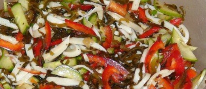 Salată cu calmar și varză de mare - simplitate cu delicatețe