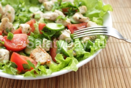 Saláta csirkével és zsemlemorzsával - kiválóan alkalmas ebédre vagy vacsorára vényre fotókkal és videókkal