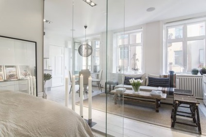 Interiorul suedez al designului mic al apartamentelor de fotografie