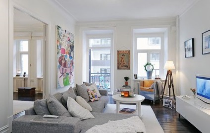 Interiorul suedez al designului mic al apartamentelor de fotografie