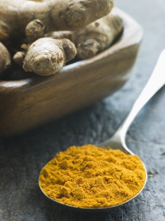 Condimente pentru tineret - scorțișoară, turmeric, cardamom - acasă