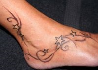 Tatuajul unei stele pe picior