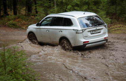 Testul Mitsubishi Outlander cu sistemul inteligent de tracțiune integrală