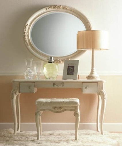 Masa de toaletă - o oglindă a amantei sale, una de doamnă - o revistă pentru femei