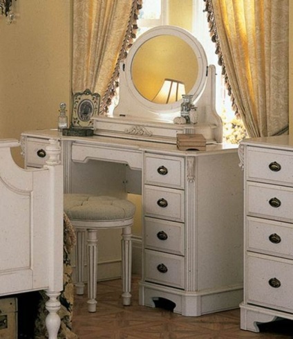 Masa de toaletă - o oglindă a amantei sale, una de doamnă - o revistă pentru femei