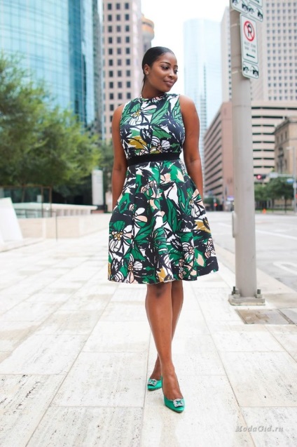 Street fashion femeie cu părul negru de moda, sau moda stradă în stil african