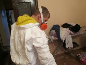 Distrugerea de ploaie în apartament de către companiile profesionale de plecare urgentă, prelucrare rapidă,