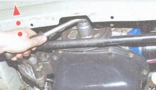 Instalarea pistonului celui de-al patrulea cilindru în poziția cursei de compresie a VAZ 2106
