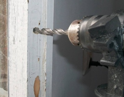 Instalarea mânerului cu încuietoarea din fereastra din lemn - resturi medicale