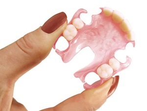 Alegerea materialului pentru proteza cu clapeta pe maxilarul superior, care este diferența de proteză față de maxilarul inferior