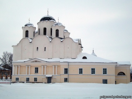 Yaroslavovo Dvorishche a nagy Novgorod, a külvárosok Petersburg