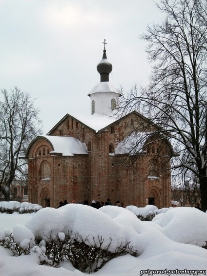 Yaroslavovo Dvorishche a nagy Novgorod, a külvárosok Petersburg