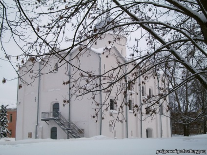 Yaroslavovo Dvorishche a nagy Novgorod, a külvárosok Petersburg