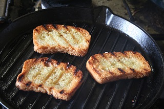 Bruschetta cu brânză de vaci și roșii coapte