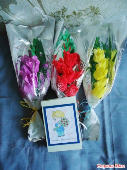 Flori și un card pentru educatori