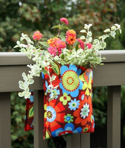 Vase de flori pe balustradă și garduri