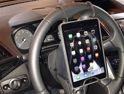 Fotó tény Tula autós rögzített ipad a kormánykerék az autó, - hírek a világ alma