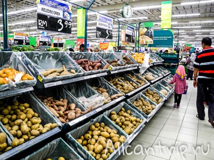 Къде да мине време в очакване на автобуса - Tesco в бар-котка (Малайзия)