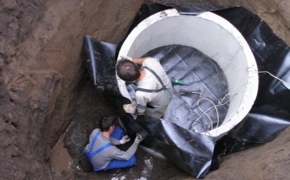 A szeptikus tartály tömítése a betongyűrűkből belülről