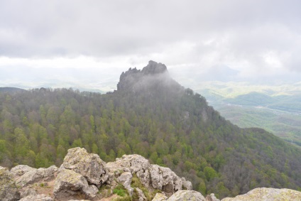 Masina de curcan turistic montan si traseu montan, locuri de parcare