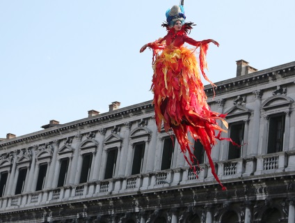 Ideea unei vacanțe pentru a vedea toate distracțiile într-un carnaval venețian