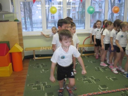 Jocuri - curse releu pentru copii din grupul de grădinițe senior