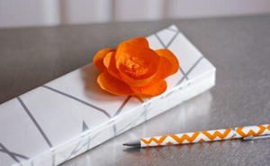 Cum să faceți singuri flori pe hârtie ondulată