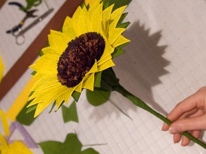 Cum să faceți singuri flori pe hârtie ondulată
