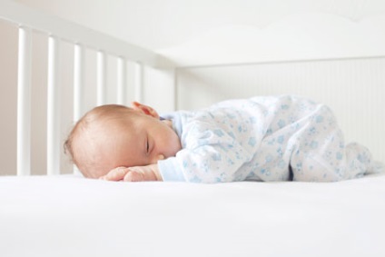 Как да научим бебето да заспива по своя собствена
