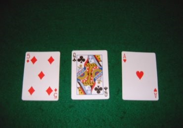 Care sunt primele trei cărți comune în poker?