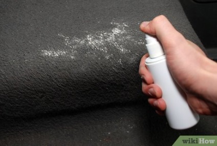 Cum sa curatati petele de sare de covoarele auto