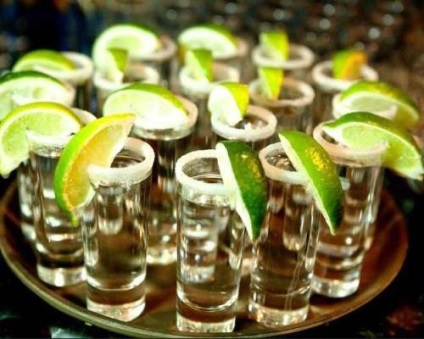 Cum să bei tequila și cum să mănânci cum să bei tequila corect, pe măsură ce mexicanii beau tequila